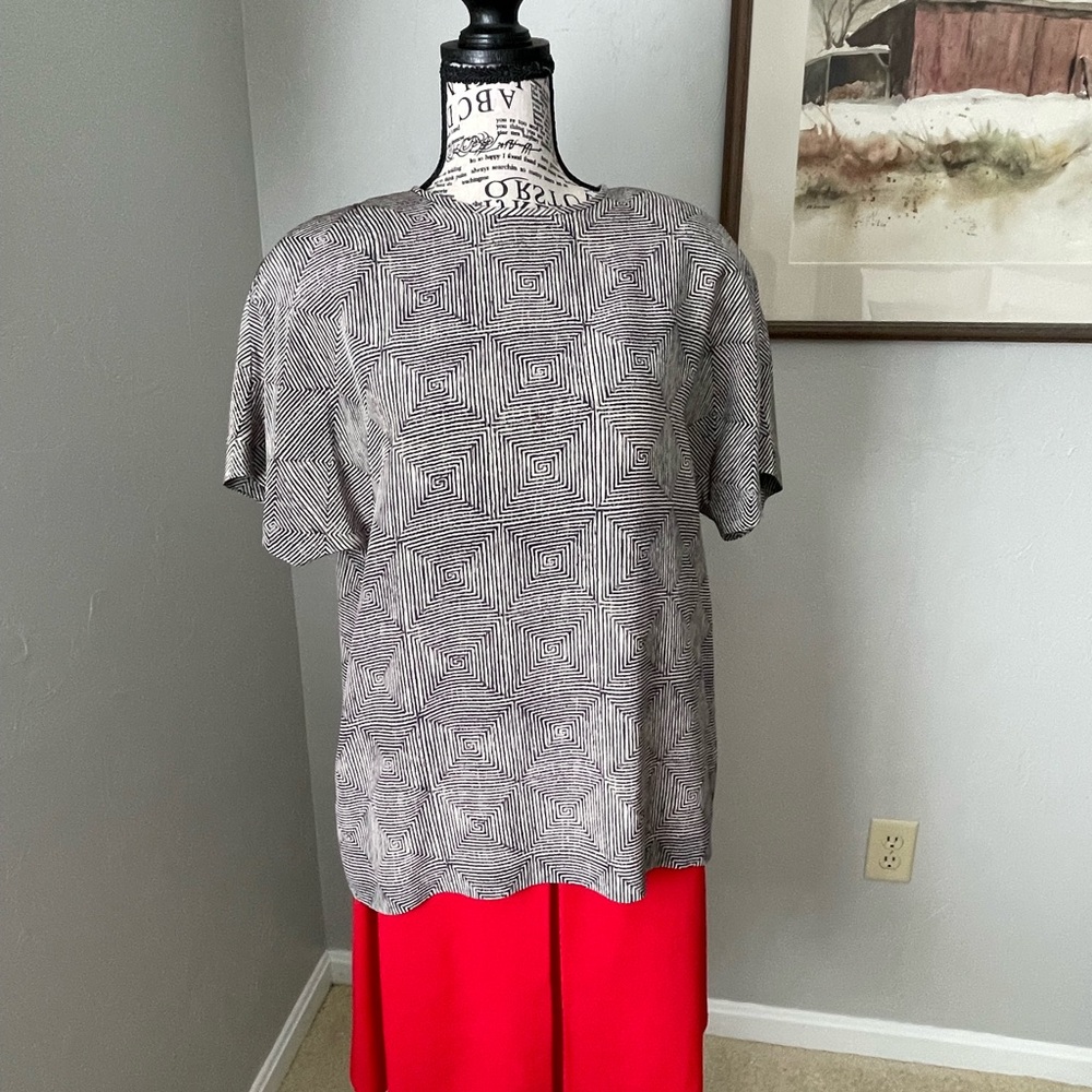 Ellen Tracy Black and White Swirl Pattern Top